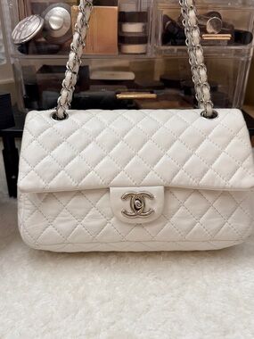 CHANEL White Quilted Leather Shoulder Bag with Silver-Tone Hardware